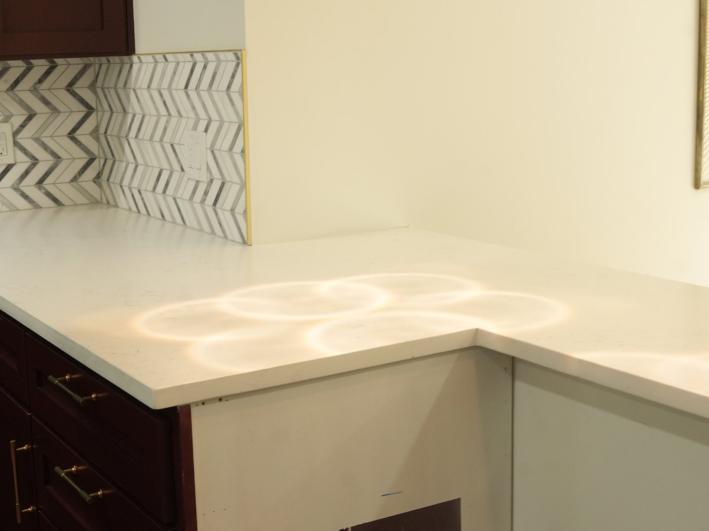 Mitred quartz corner, filmed — the edge finished flush